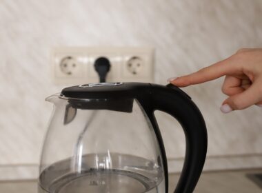 electric kettle, switch, hand